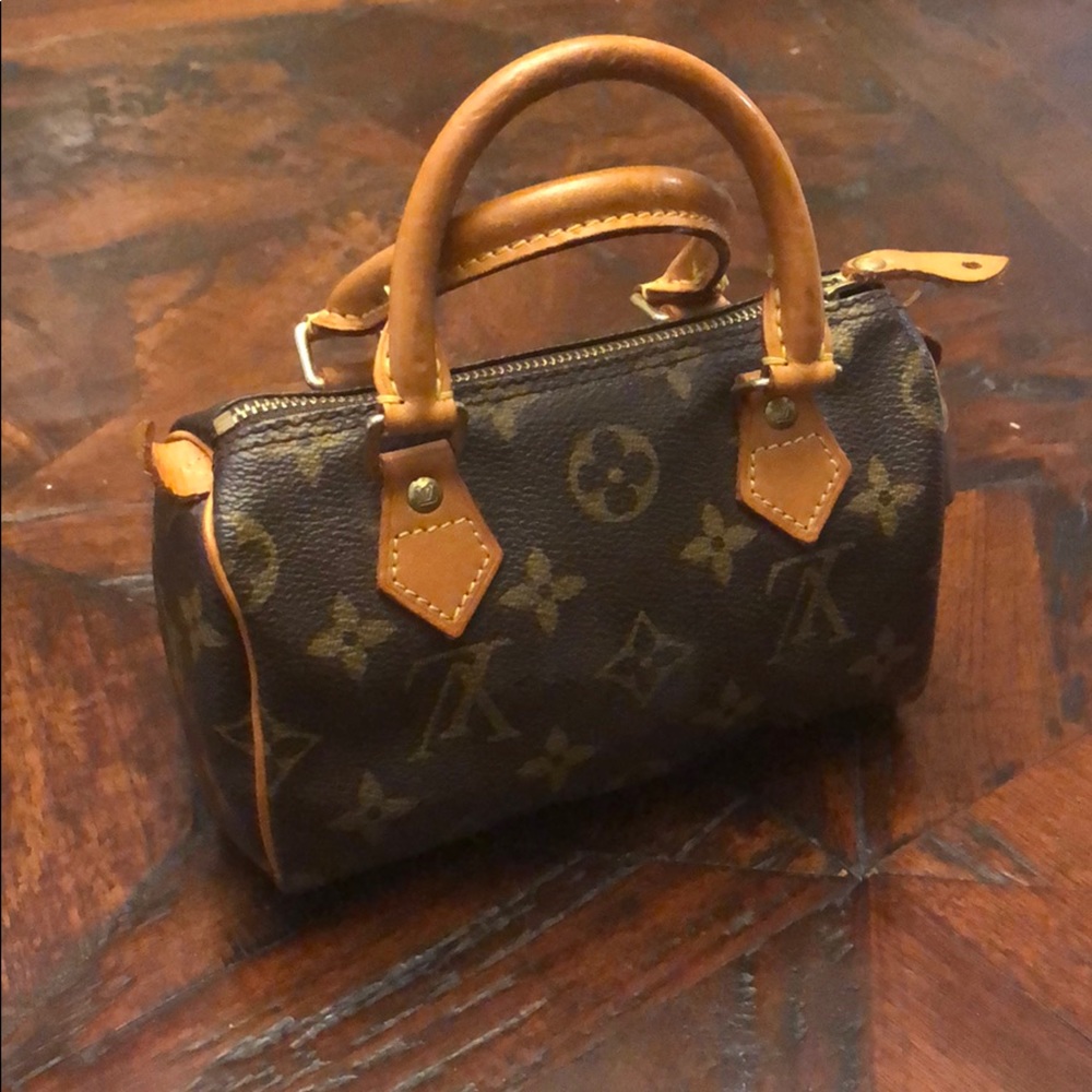 LOUIS VUITTON Monogram Mini Sac.